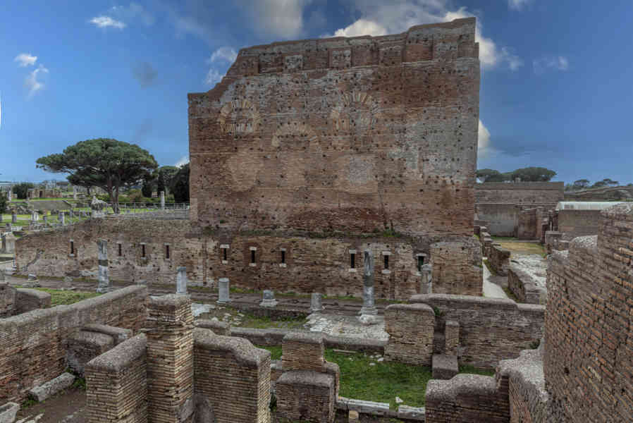 Italia - Ostia 29 - parque arqueológico de Ostia Antica - Capitolio.jpg